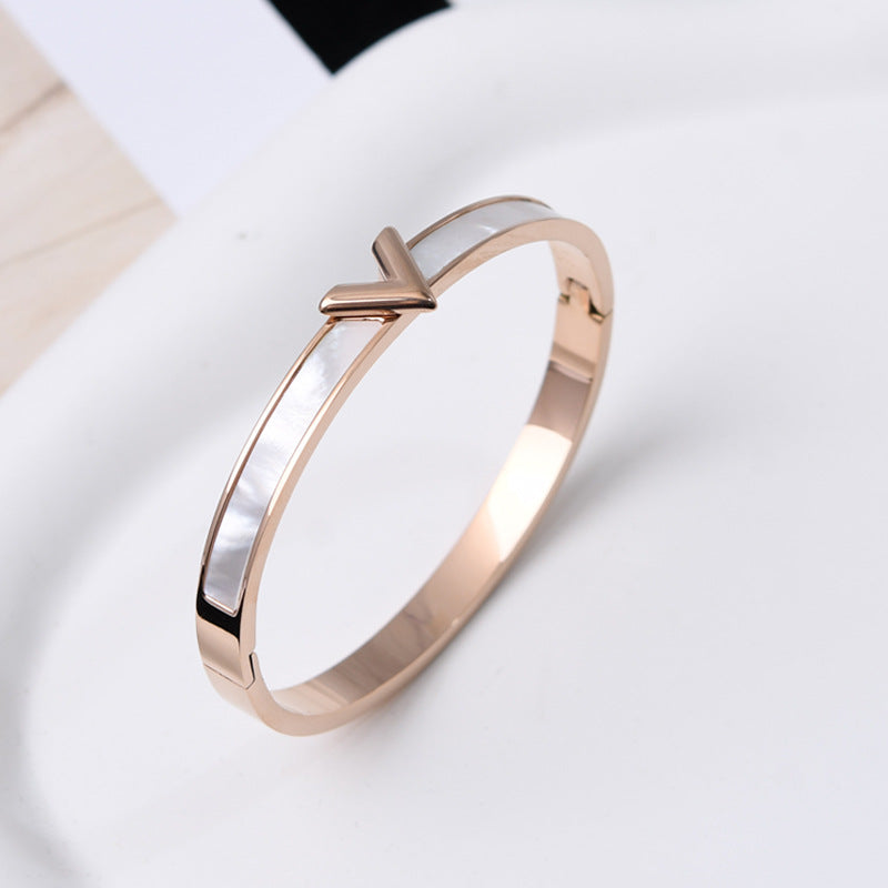 Affordable luxury V bracelet in a chic design Rose gold