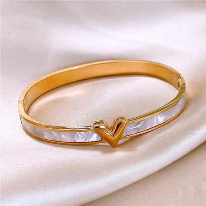 Affordable luxury V bracelet in a chic design - Gold