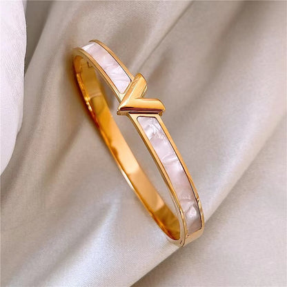 Affordable luxury V bracelet in a chic design - Gold